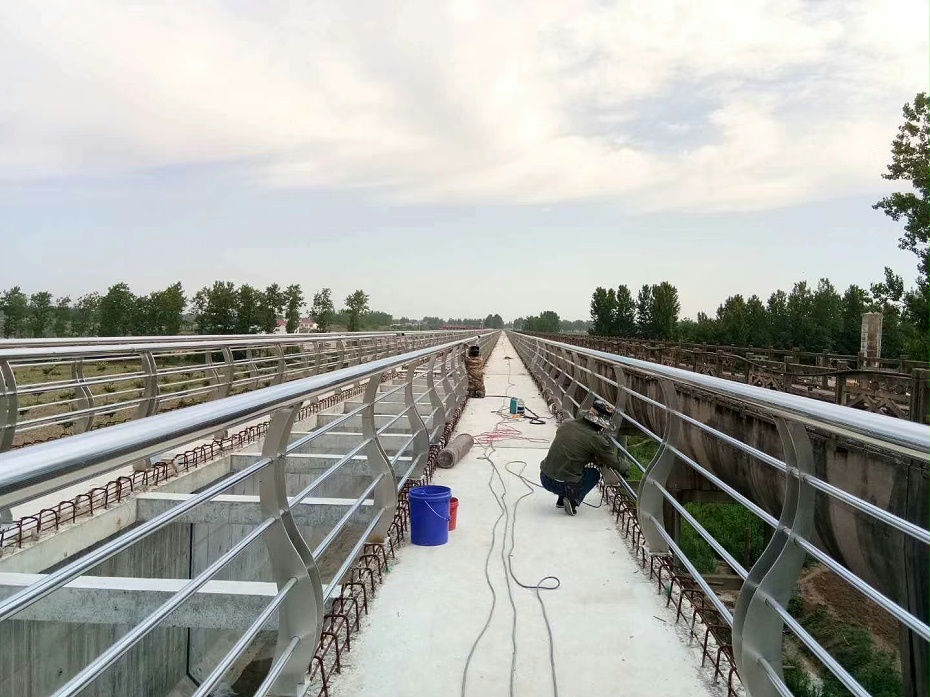 不锈钢工地防护栏实景图